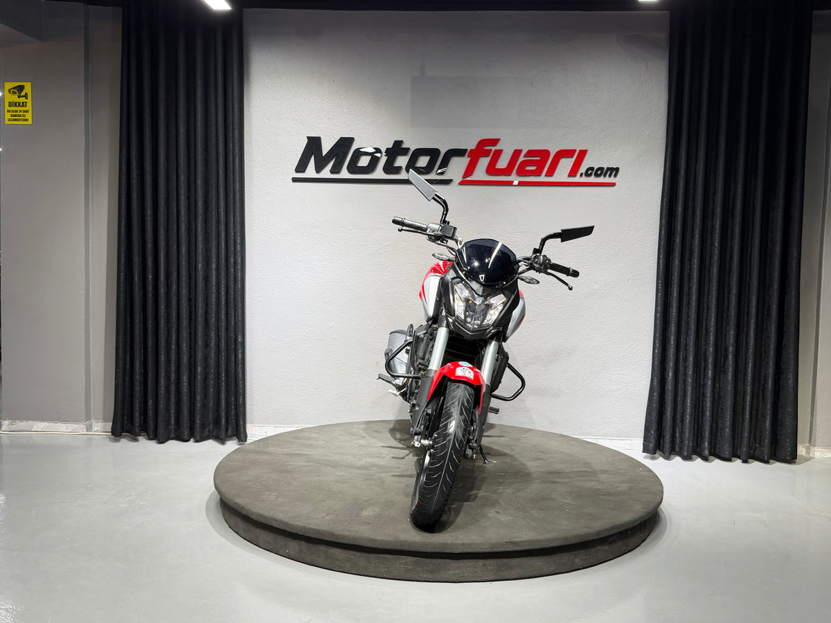 BAJAJ DOMINAR 250D