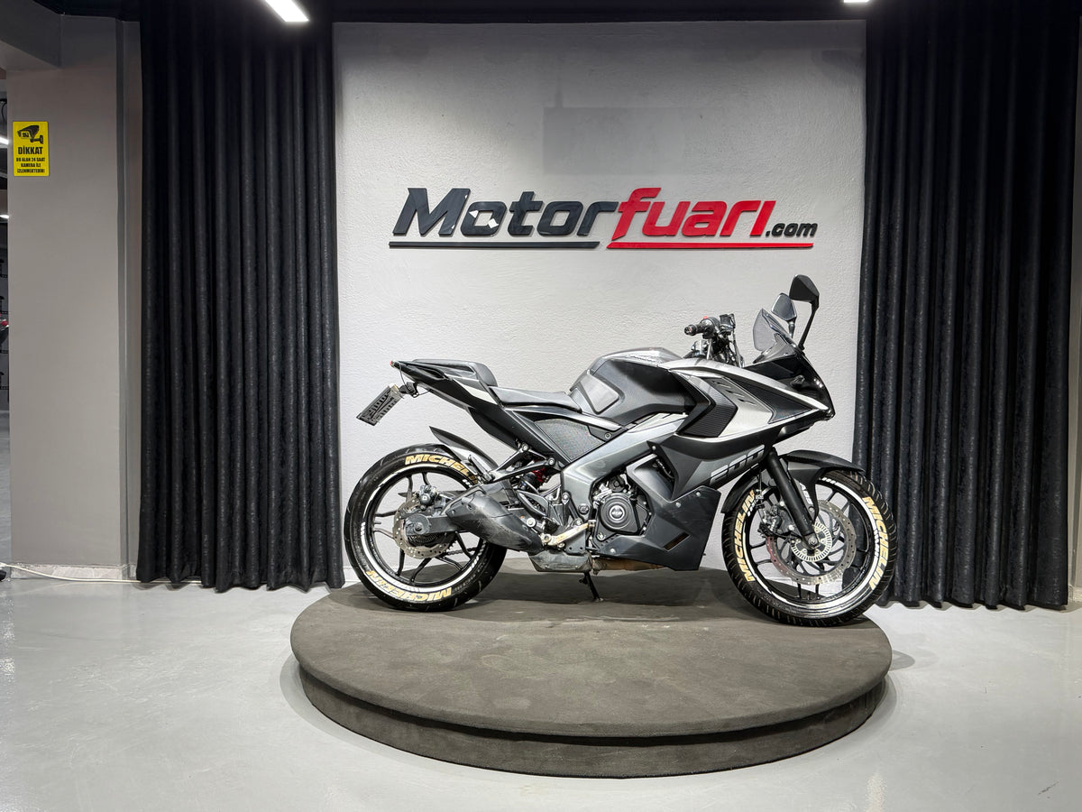 BAJAJ PULSAR RS 200 ABS 2025