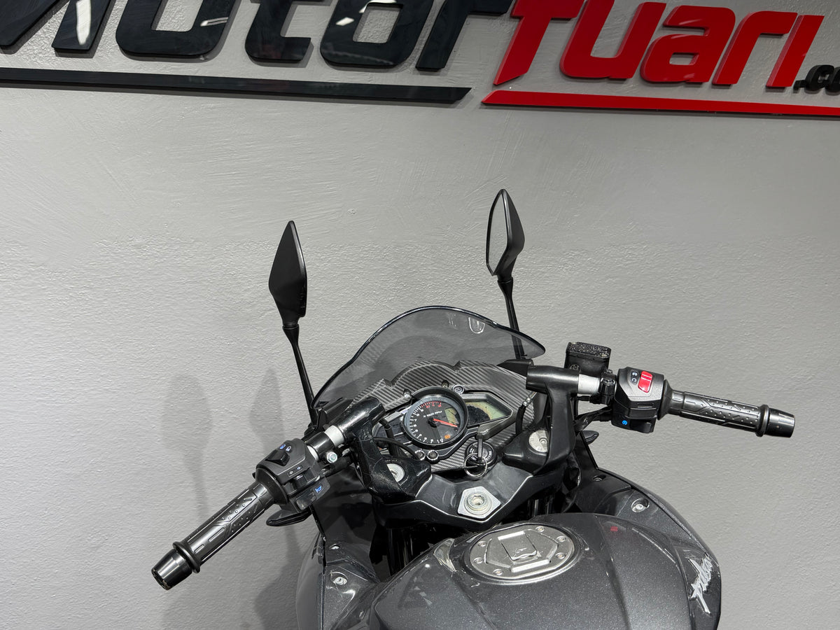 BAJAJ PULSAR RS 200 ABS 2025