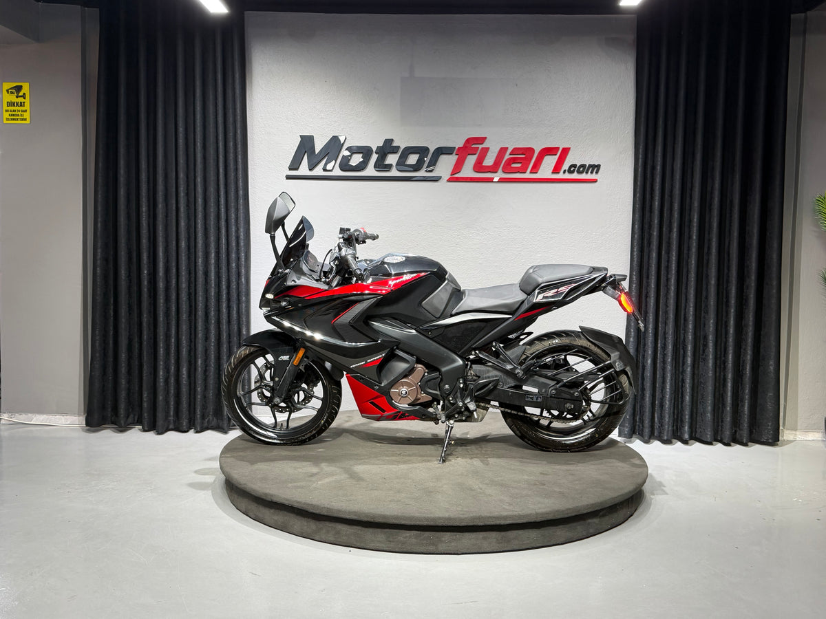 BAJAJ PULSAR RS 200 UG