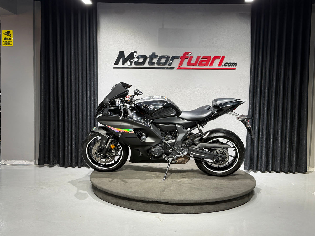 YAMAHA R7