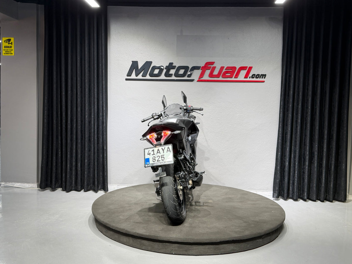 BAJAJ PULSAR RS 200 ABS
