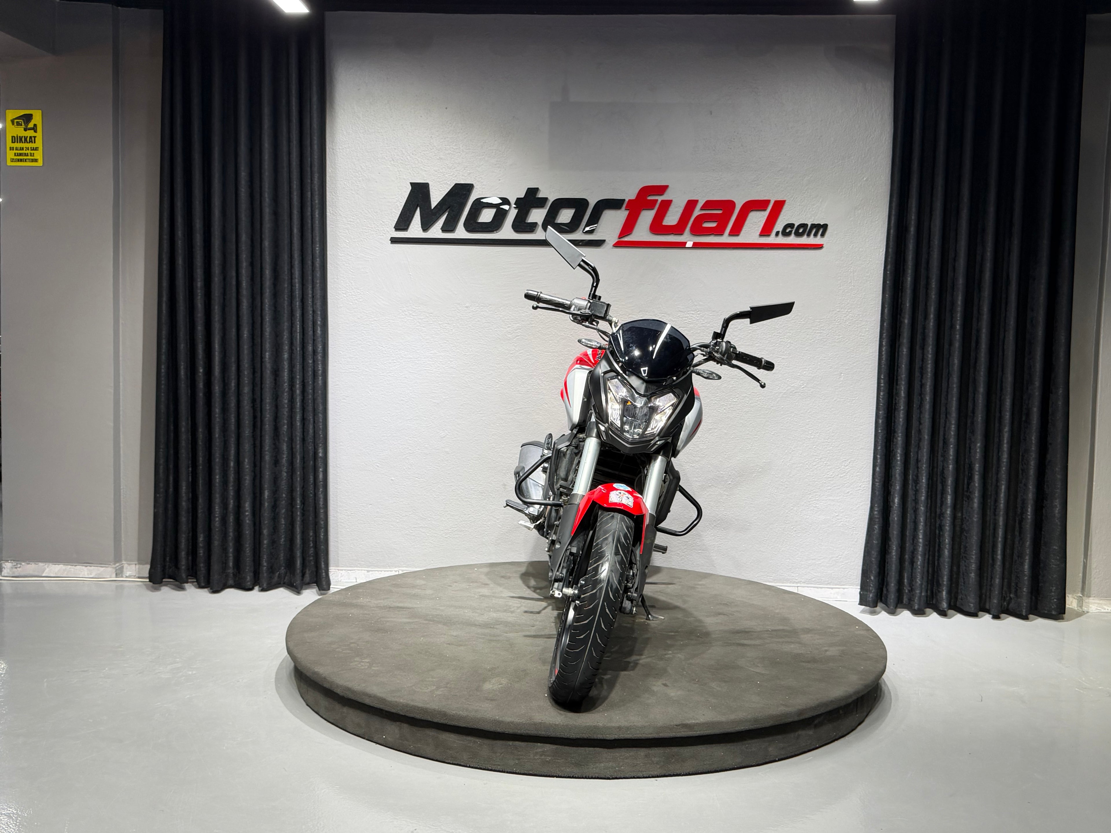 BAJAJ DOMINAR 250D