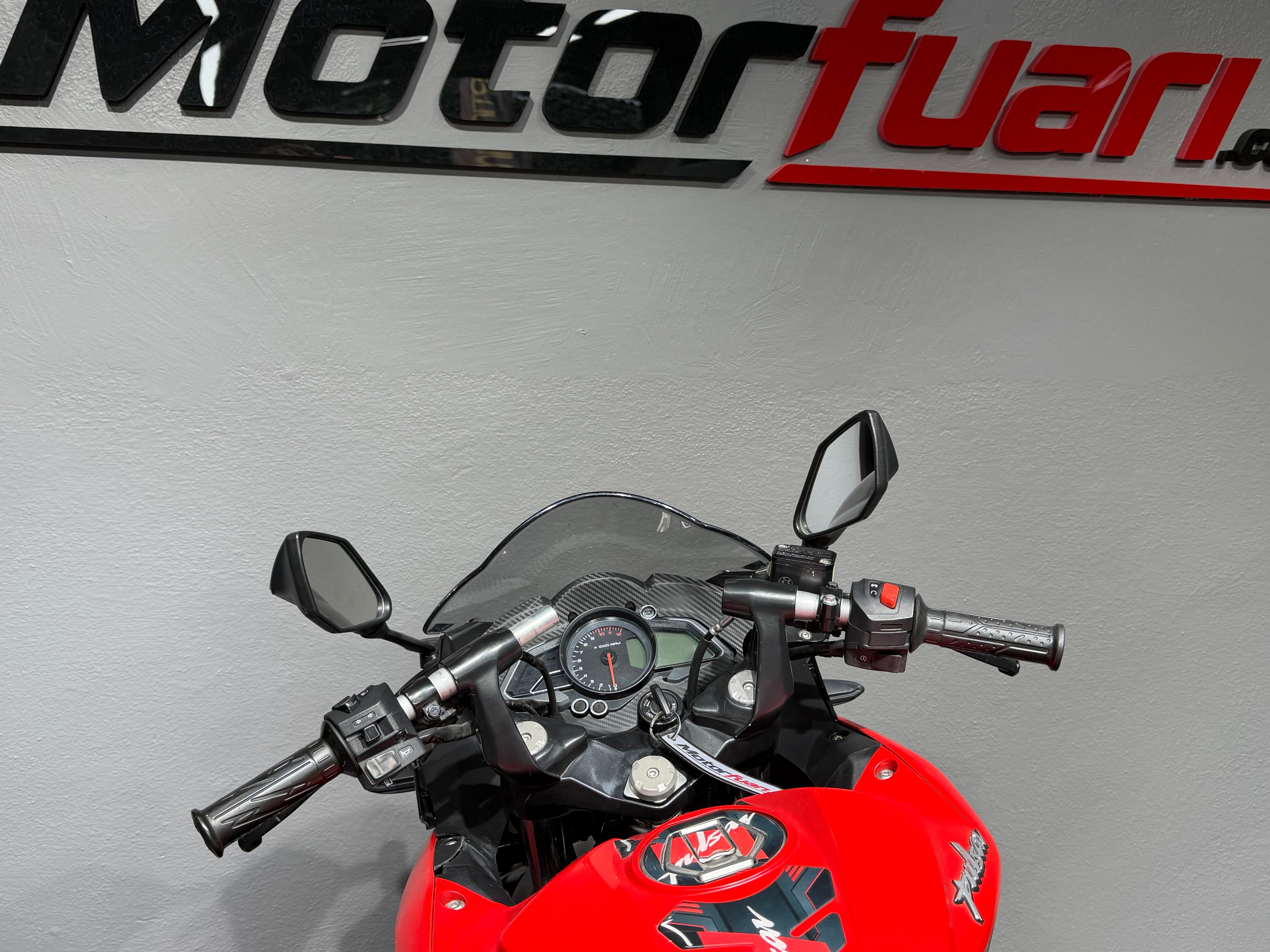 BAJAJ PULSAR RS-200 ABS