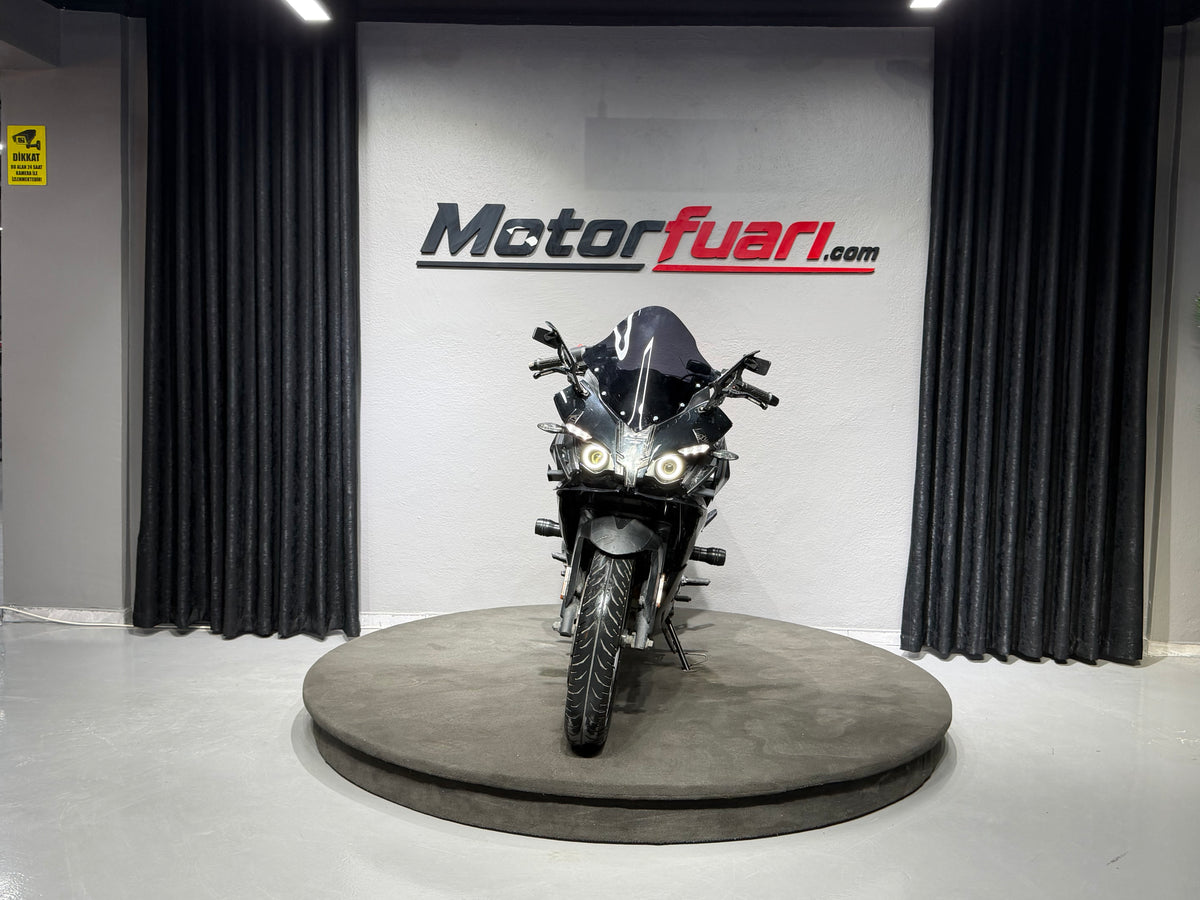 BAJAJ PULSAR RS 200 ABS