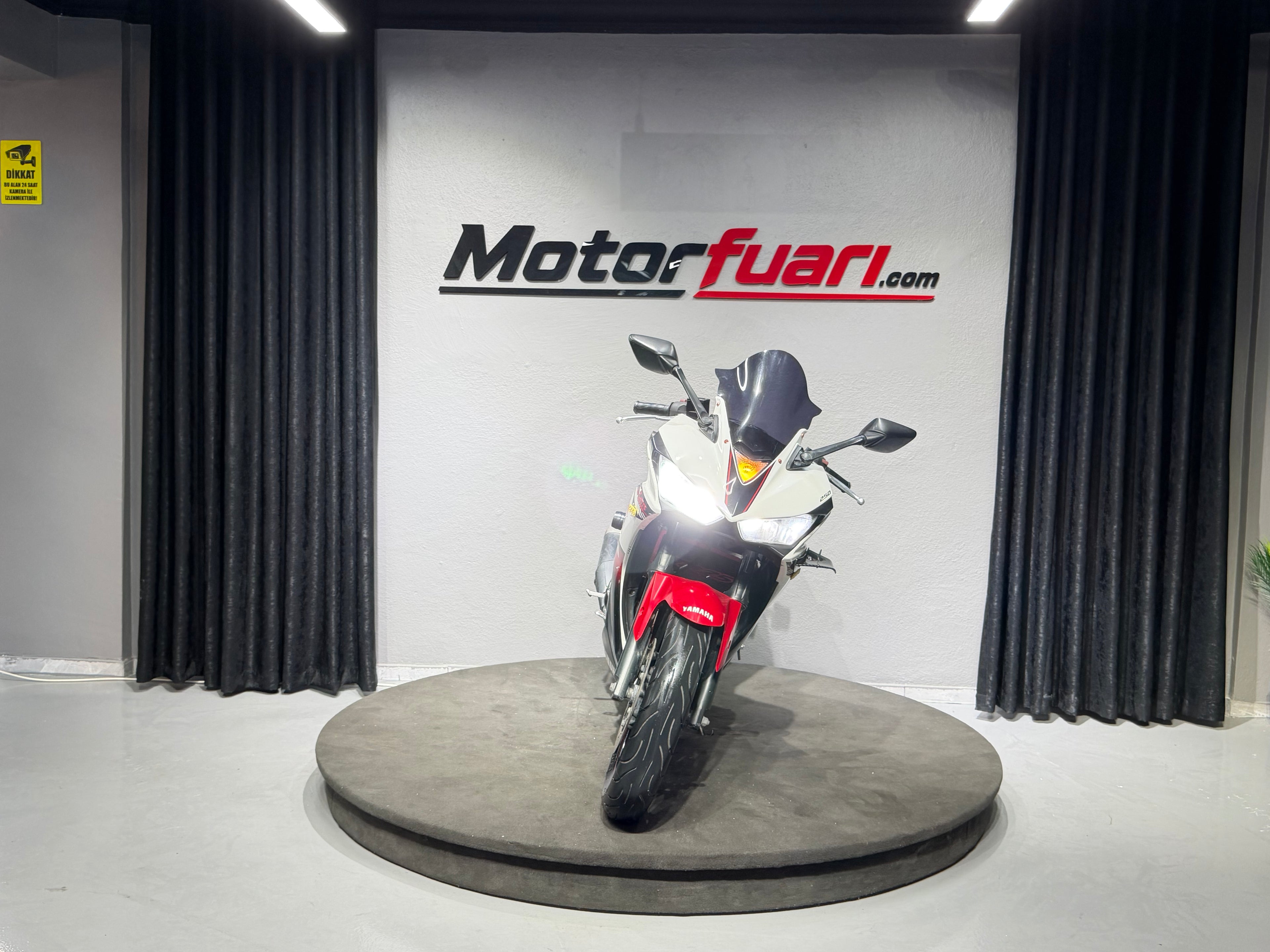 YAMAHA YZF R-25 2016