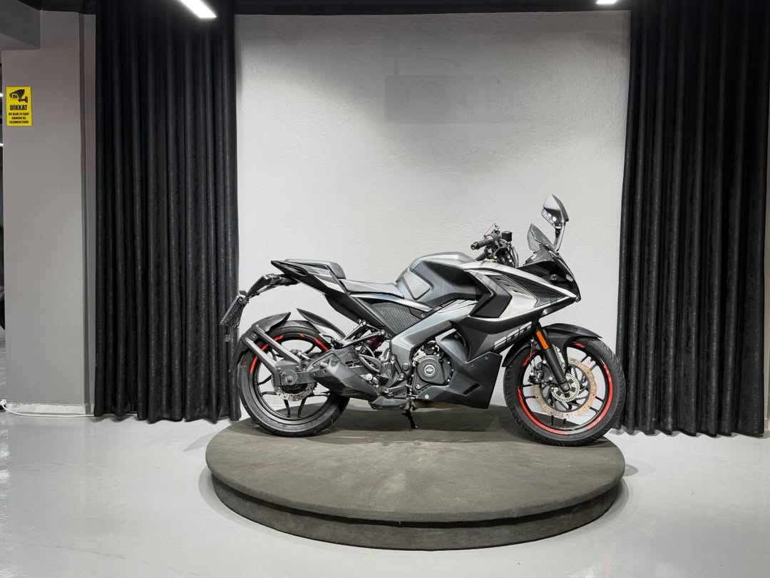 BAJAJ PULSAR RS-200 ABS 2024 1