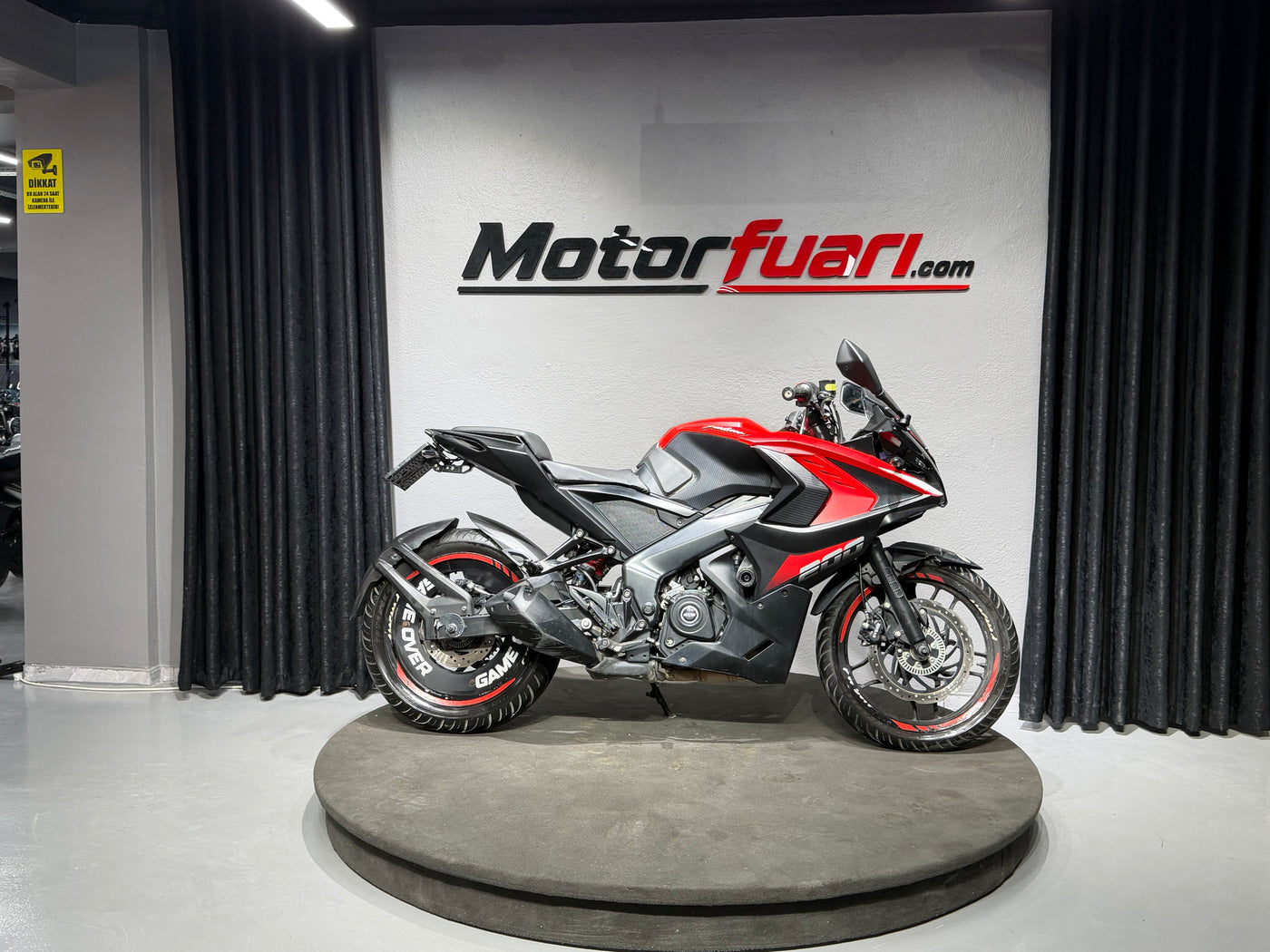BAJAJ PULSAR RS-200 ABS