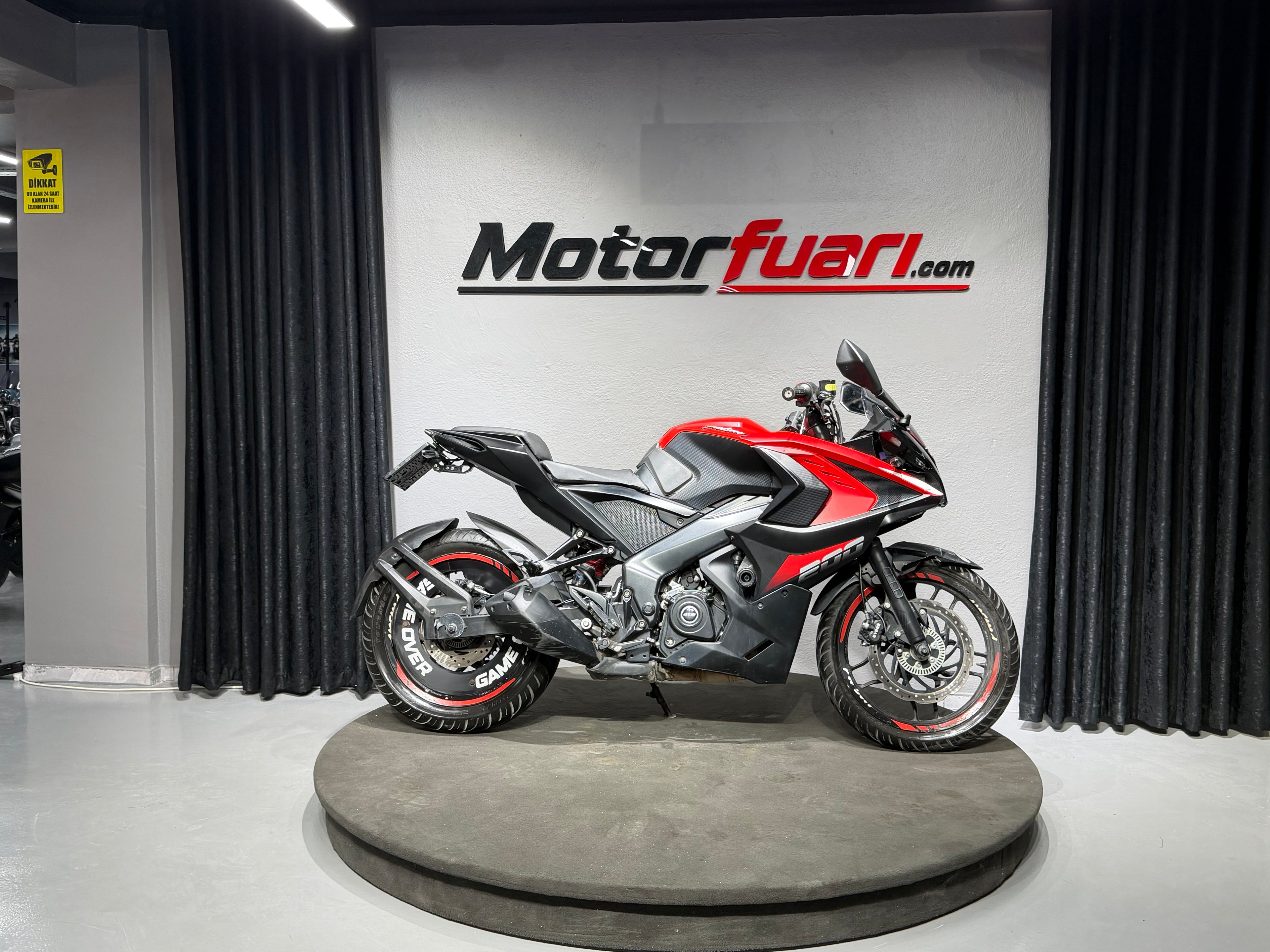 BAJAJ PULSAR RS-200 ABS