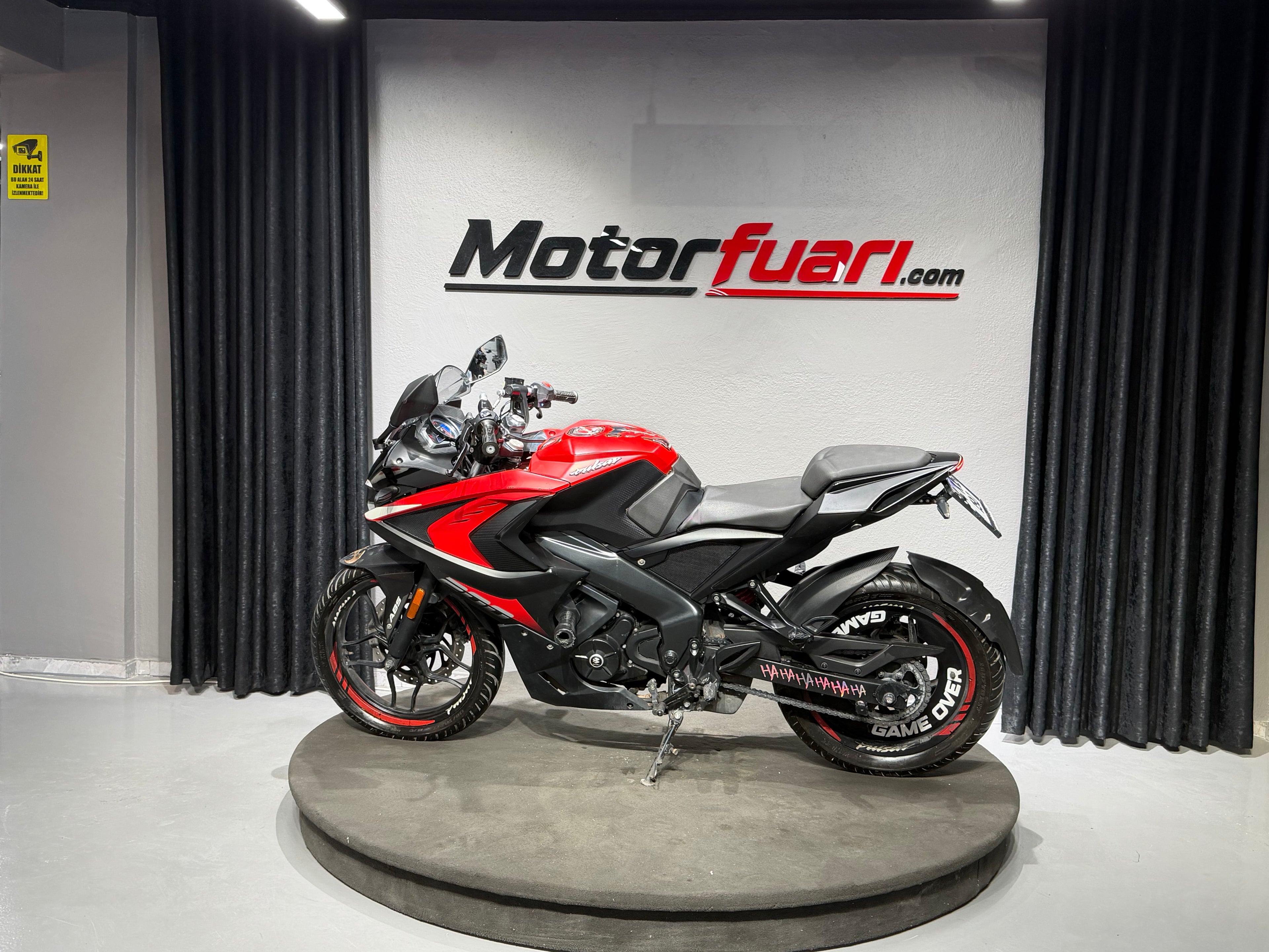 BAJAJ PULSAR RS-200 ABS