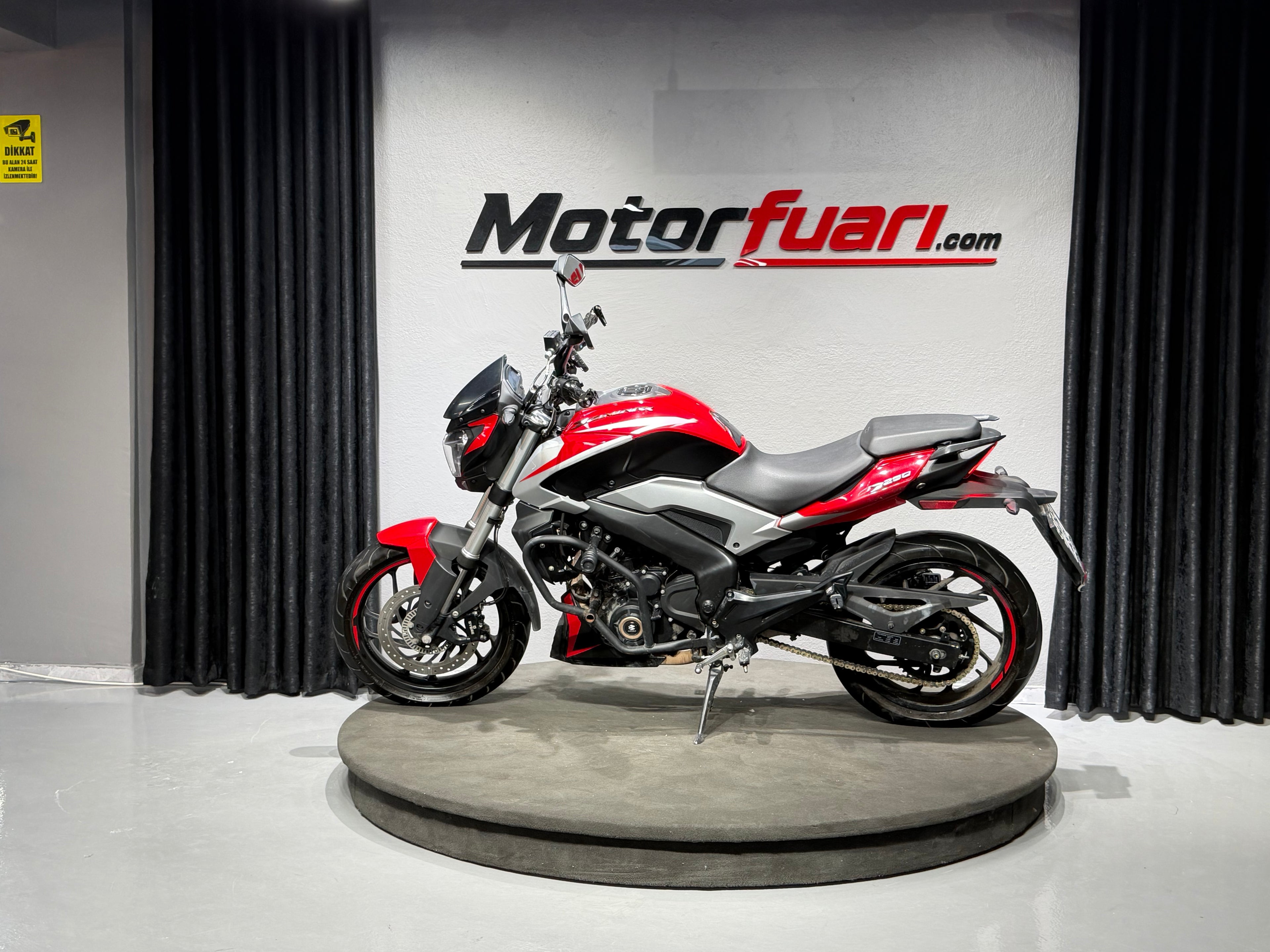 BAJAJ DOMINAR 250D