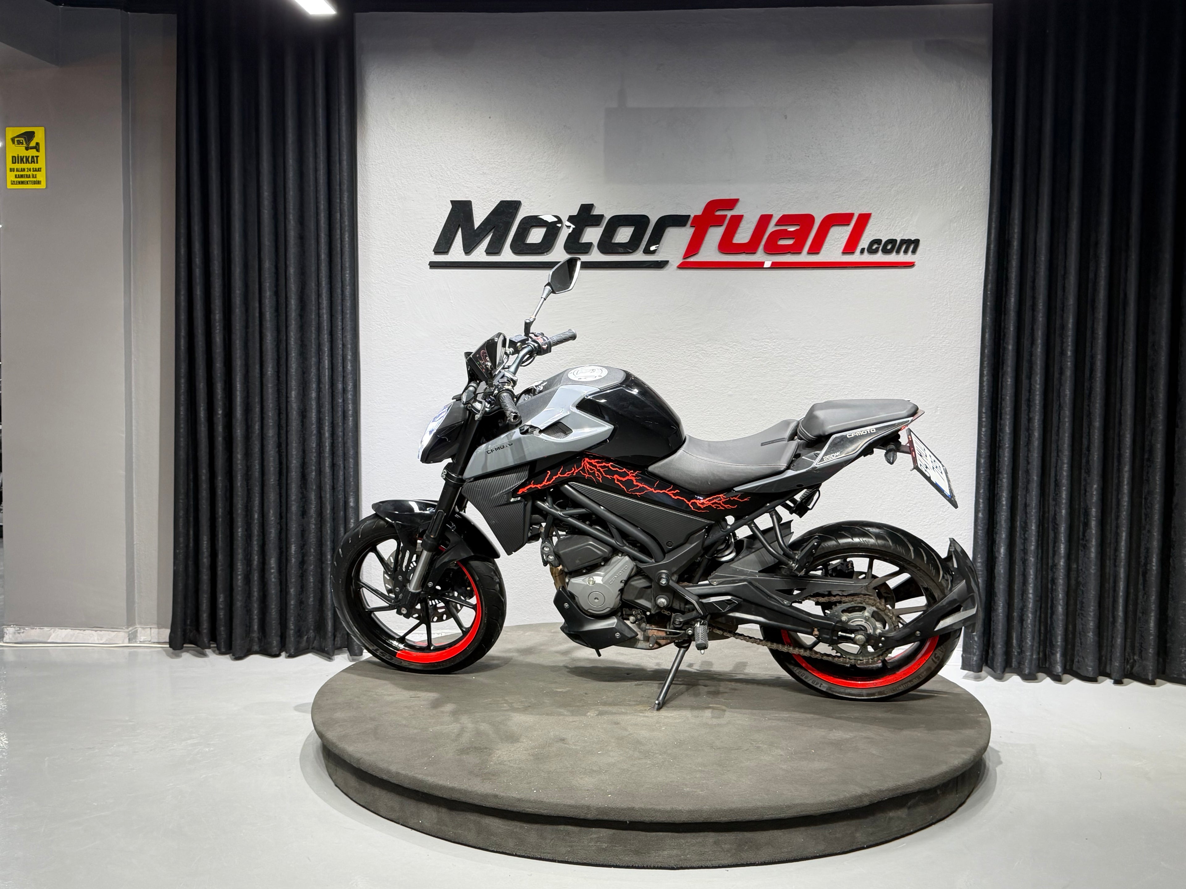 CFMOTO 250 NK 2023