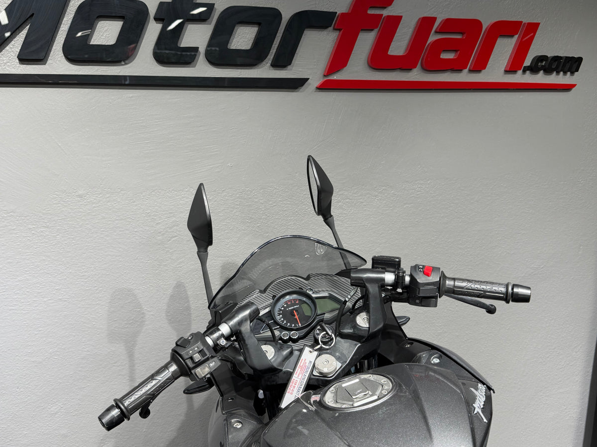 BAJAJ PULSAR RS 200 ABS